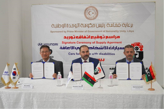 정방선(왼쪽부터) 현대자동차 아중동권역본부장, 무스타파 엘자이비 사회연대기금펀드투자청 청장, 무함마드 이싸 리비아 현지 딜러사 사장이 장애인용 차량 공급 계약 체결 후 기념사진을 찍고 있다. 현대차 제공